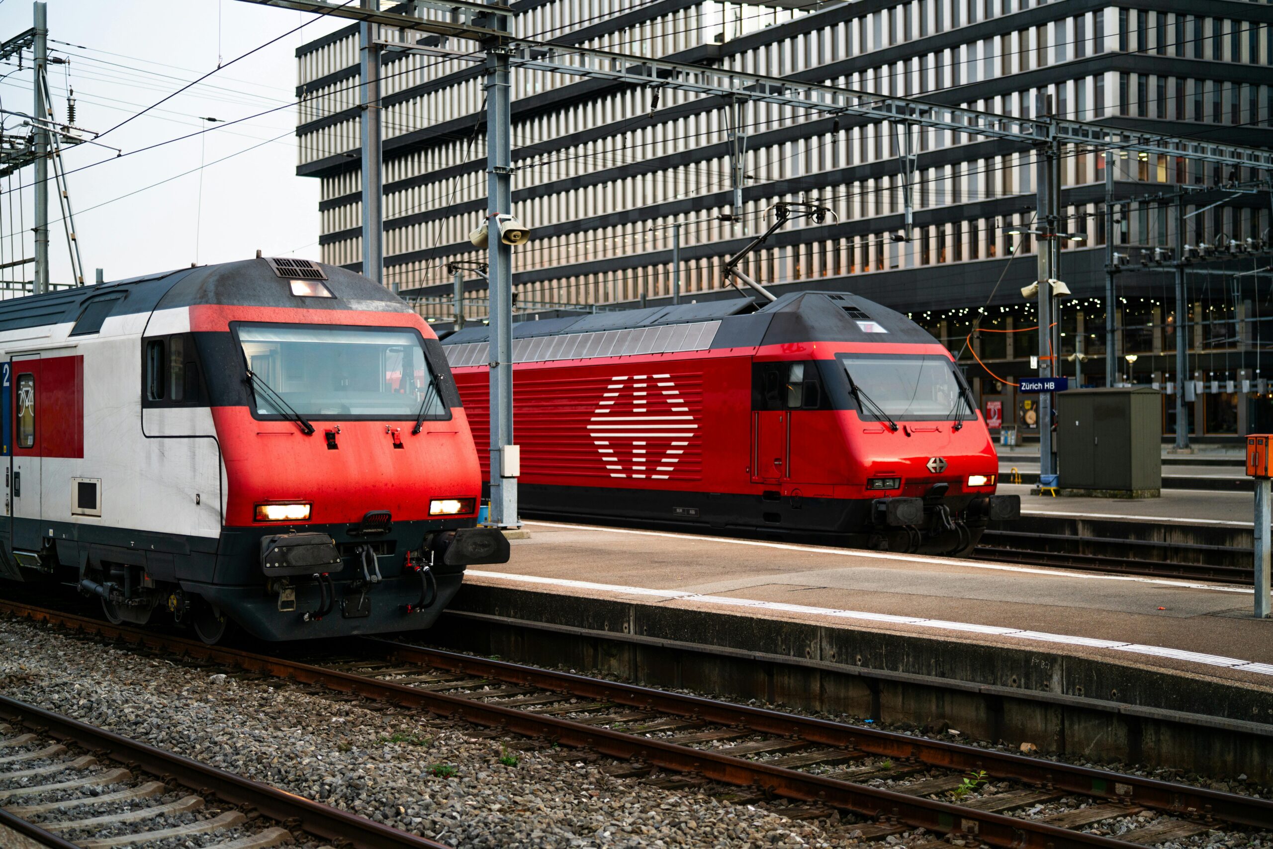 free-photo-of-red-trains-at-a-busy-zurich-train-station Sector ferroviaria impresion 3d aditiva